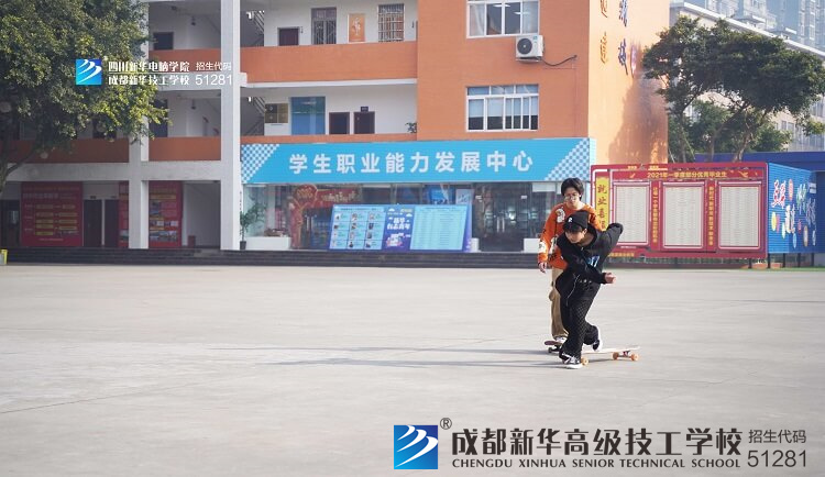 滑板社同學正在學校操場練習滑板技術