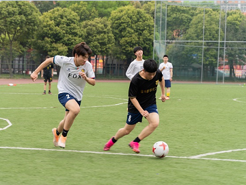 <b>足球社的同學們每周都會在足球場進行訓練</b>
