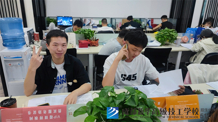 就業(yè)辦老師回訪檸檬裝飾入職學生