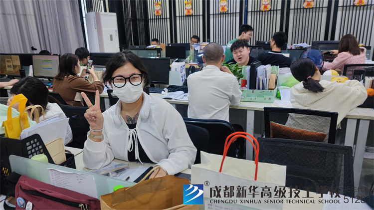 就業(yè)辦老師回訪檸檬裝飾入職學生