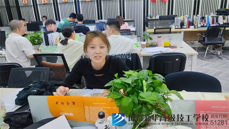 就業(yè)辦老師回訪檸檬裝飾入職學生