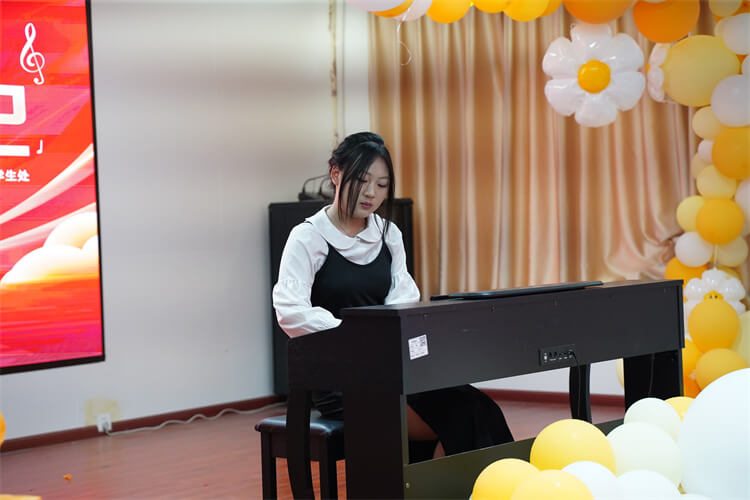 "遇見(jiàn)更好的自己"鋼琴音樂(lè)會(huì)