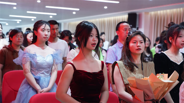 "遇見(jiàn)更好的自己"鋼琴音樂(lè)會(huì)